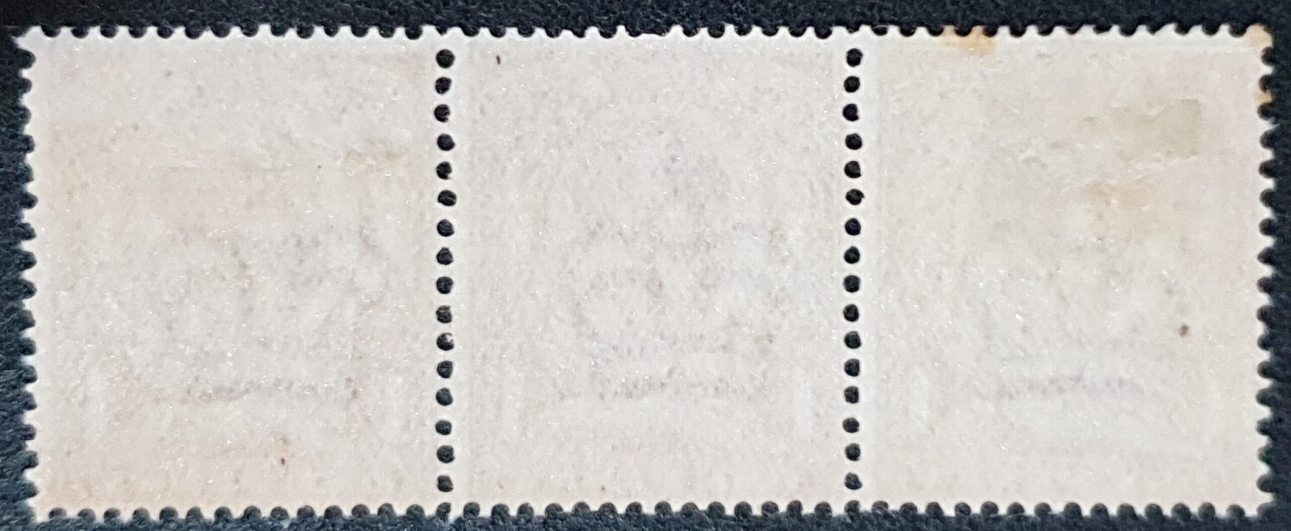 Great Britain King George V SG341 SPEC N11(2) 1d brt scar. Strip of 3 M/M - Image 2