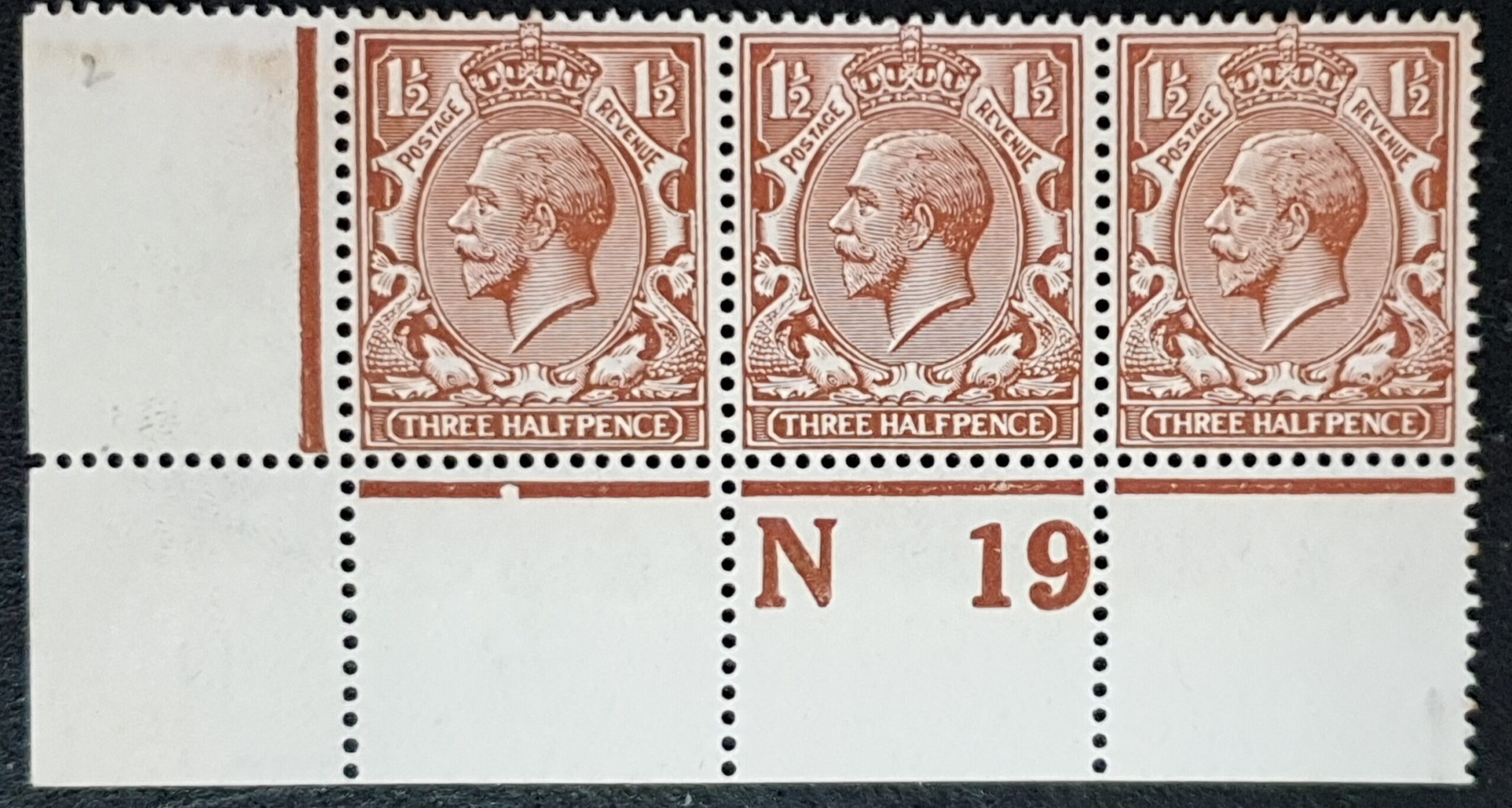Great Britain King George V SG362 SPEC N18(-) 1½d PALE choc.-brown CONTROL N19 Strip of 3 M/M