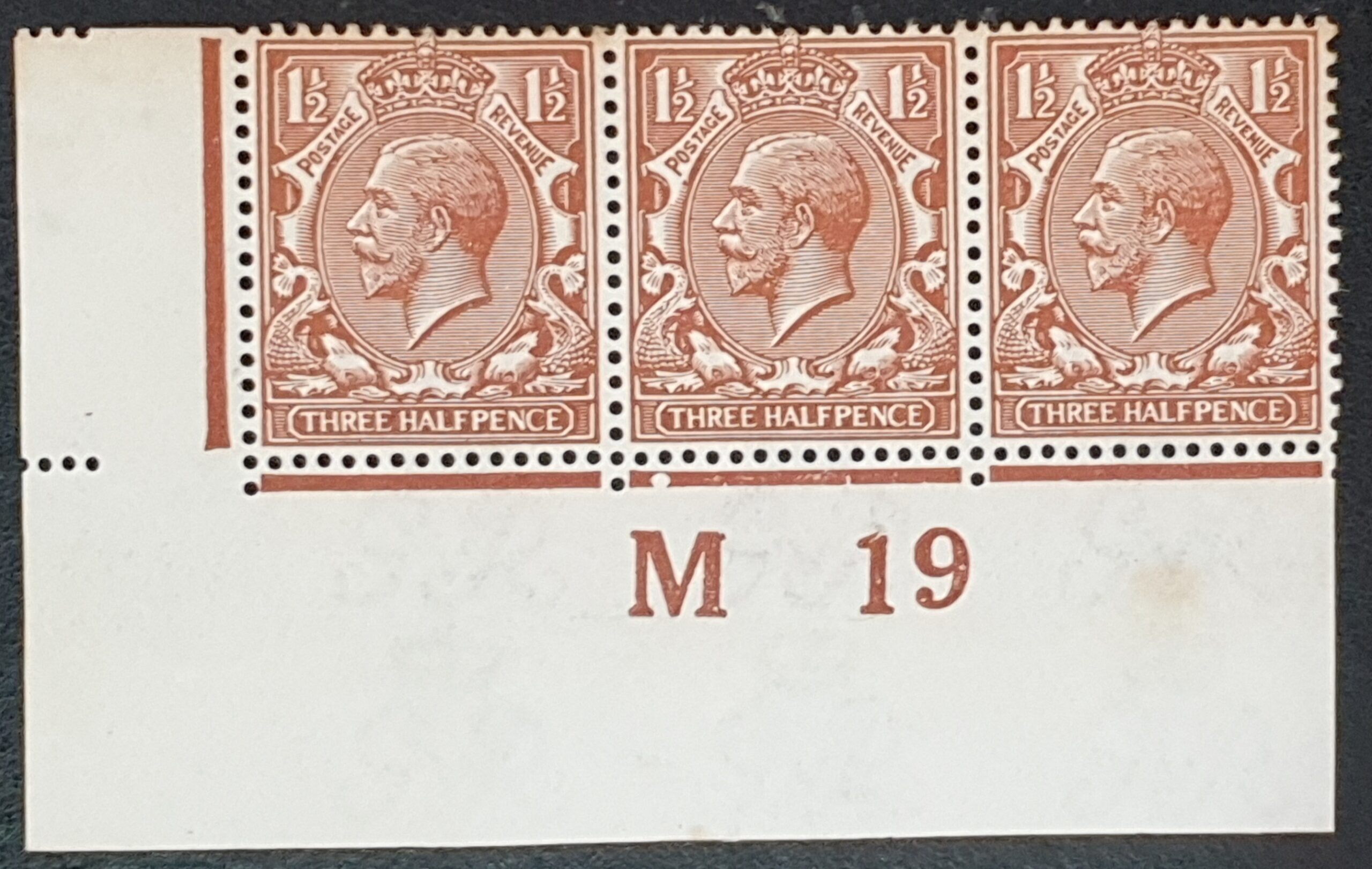 Great Britain King George V SG363 SPEC N18(5), 1½d chocolate-brown Control M19 Strip of 3 M/M