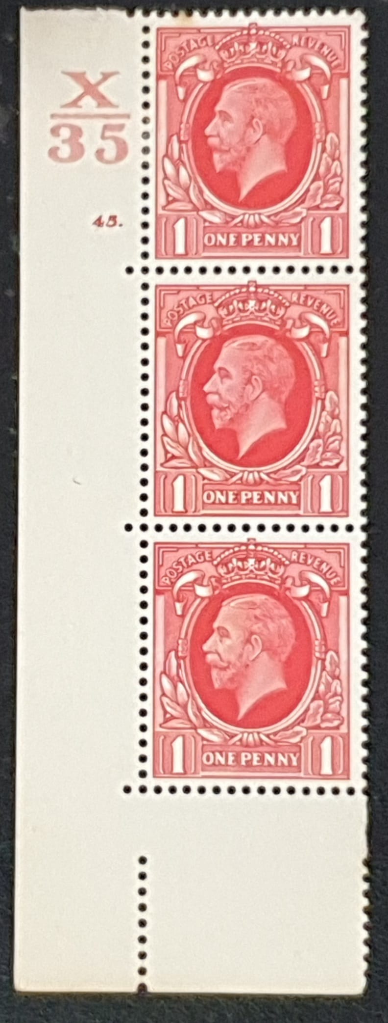 Great Britain King George V SG440 1d Scarlet CONTROL X35 CYL. 45 Dot Strip of 3 LMM